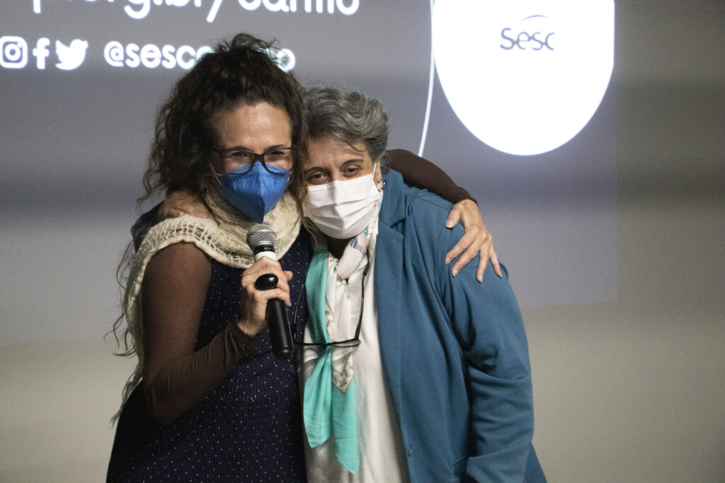 Foto de Liduína Lins (coordenadora geral do PJMC) e Patrícia Piquera (gerente do Sesc Carmo)