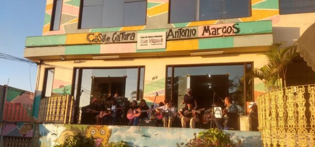 Jovens utilizam sacada da Casa de Cultura São Miguel para intervenção cultural