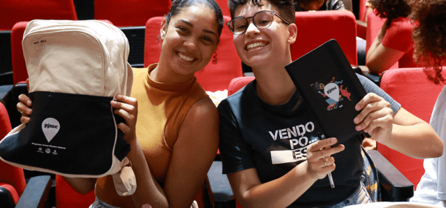 Kit PJMC 2023/2024: Jovens recebem tablet, mochila, camisetas, caderno e garrafinha para apoio na formação