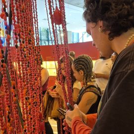 Uma pausa necessária: jovens da microrregião Vila Prudente/São Mateus visitam exposição no Sesc 14 Bis