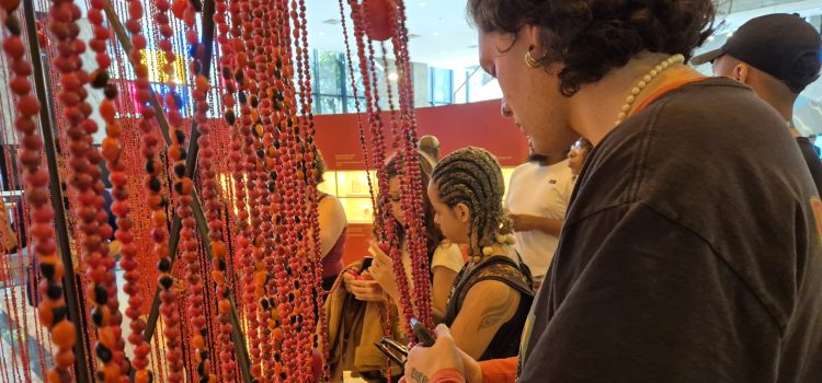 Uma pausa necessária: jovens da microrregião Vila Prudente/São Mateus visitam exposição no Sesc 14 Bis Uma pausa necessária: jovens da microrregião Vila Prudente/São Mateus visitam exposição no Sesc 14 Bis